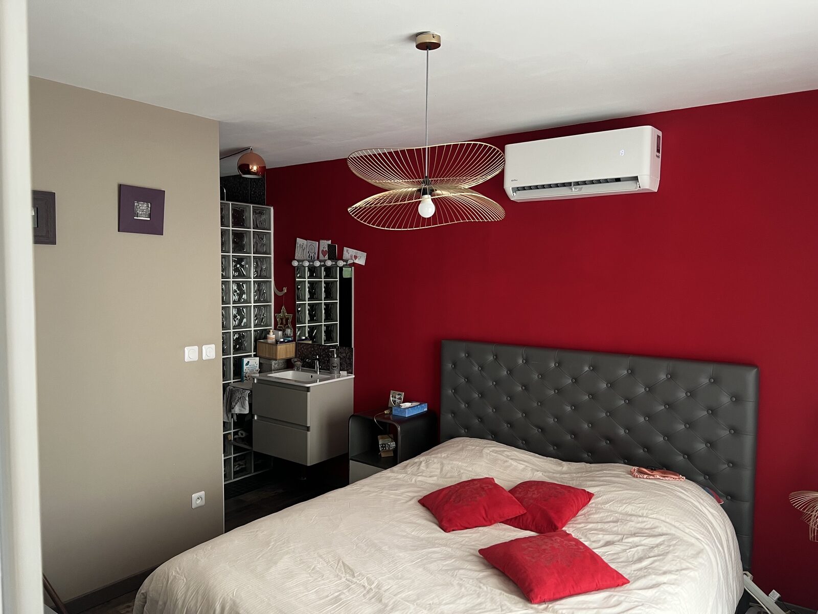 Climatisation murale installée dans une chambre