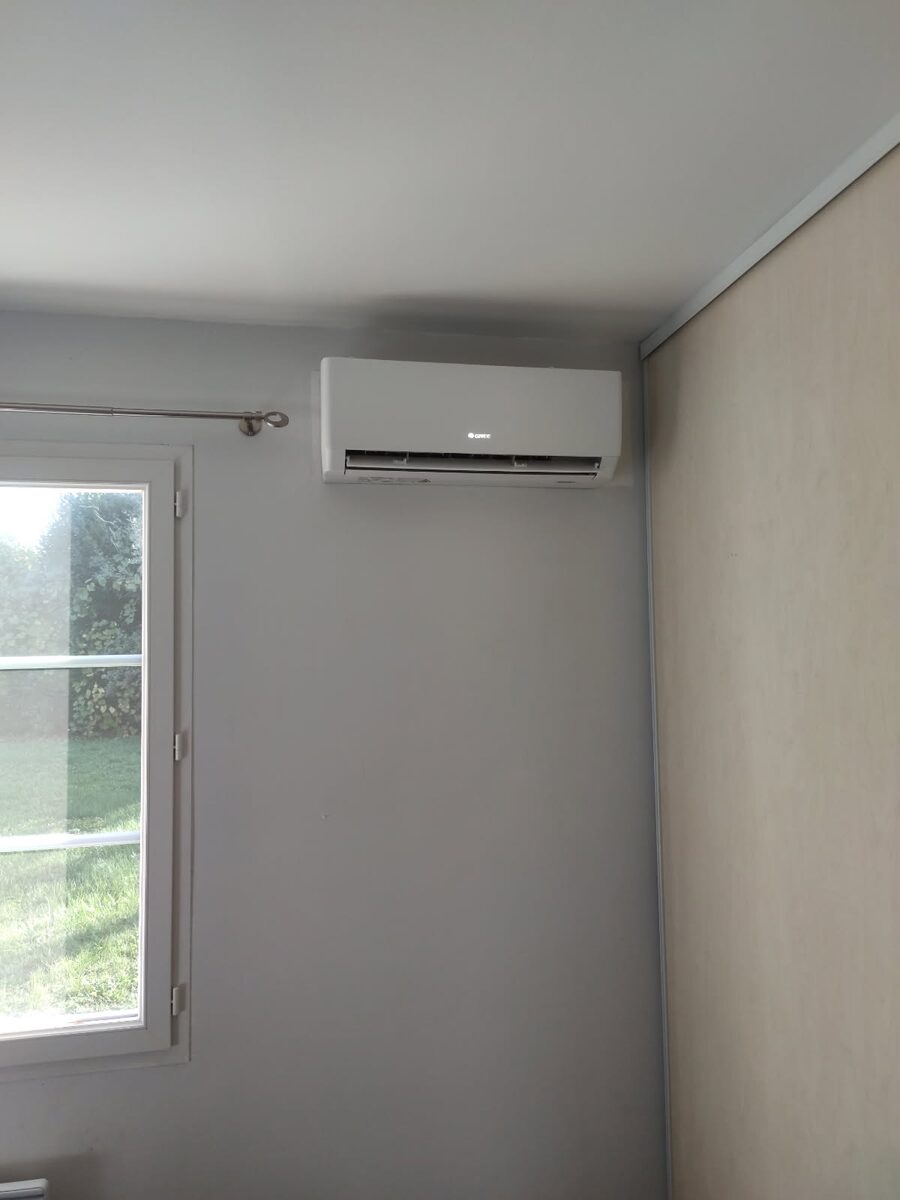 Climatisation murale installée dans une chambre