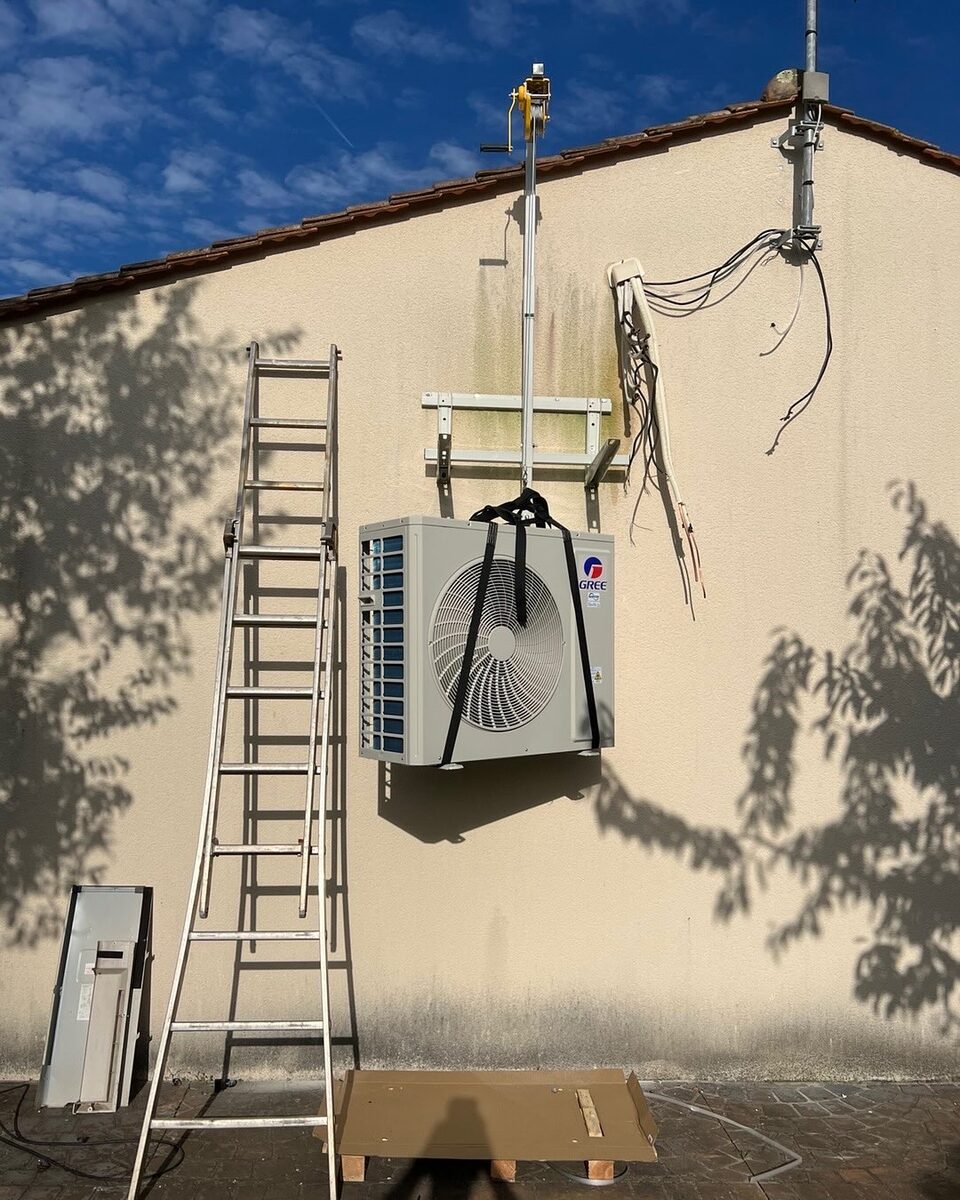 Installation d’une unité extérieure en façade