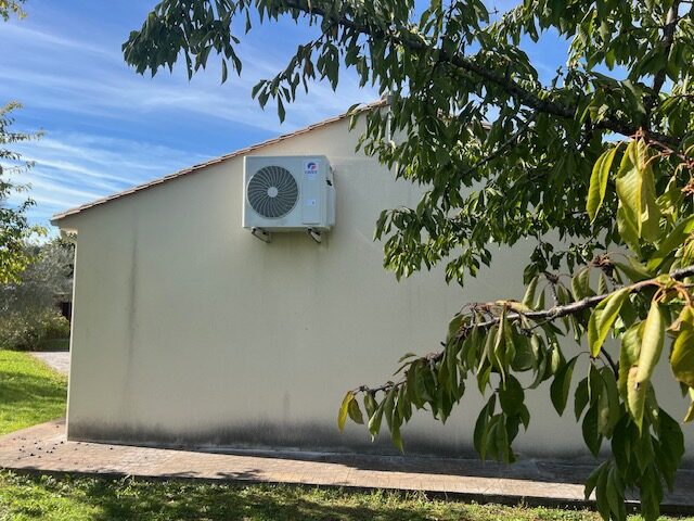 Unité extérieure installée sur le pignon d’une maison