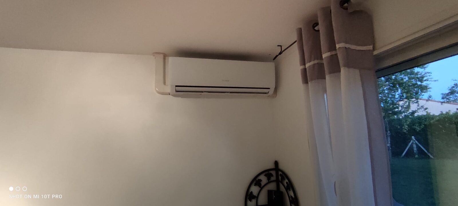 Climatisation murale installée dans un salon