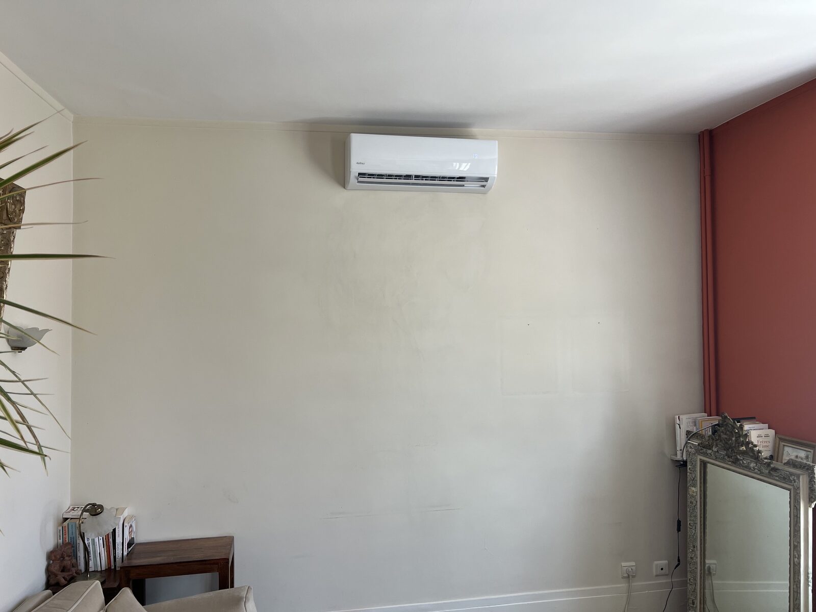 Climatisation murale installée dans une pièce de vie
