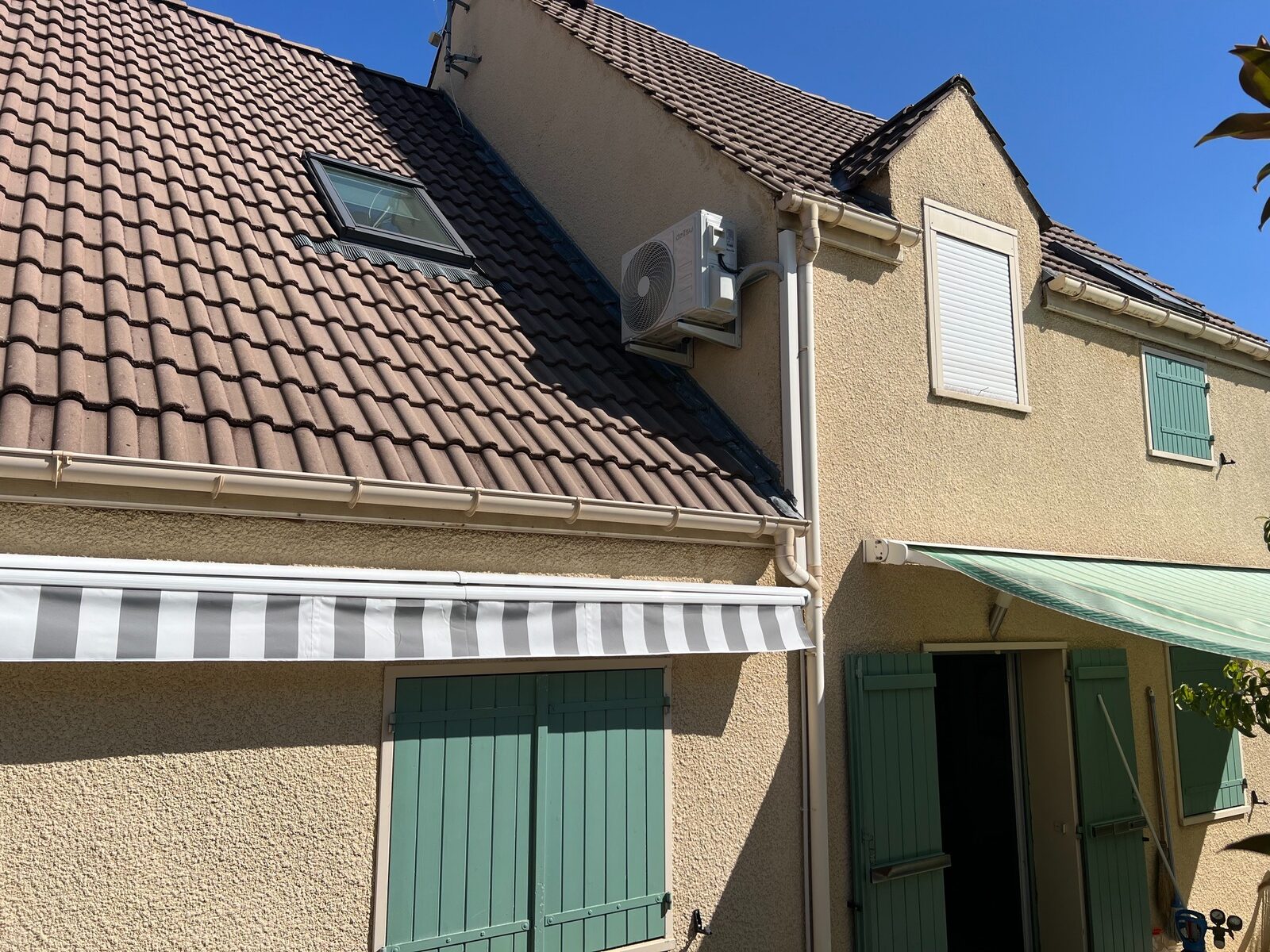 Unité extérieure installée sur la façade d’une maison