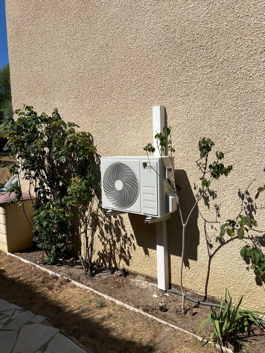 Unité extérieure installée dans un jardin