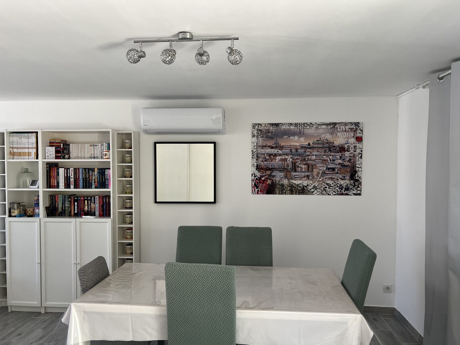 Climatisation murale installée dans une salle à manger