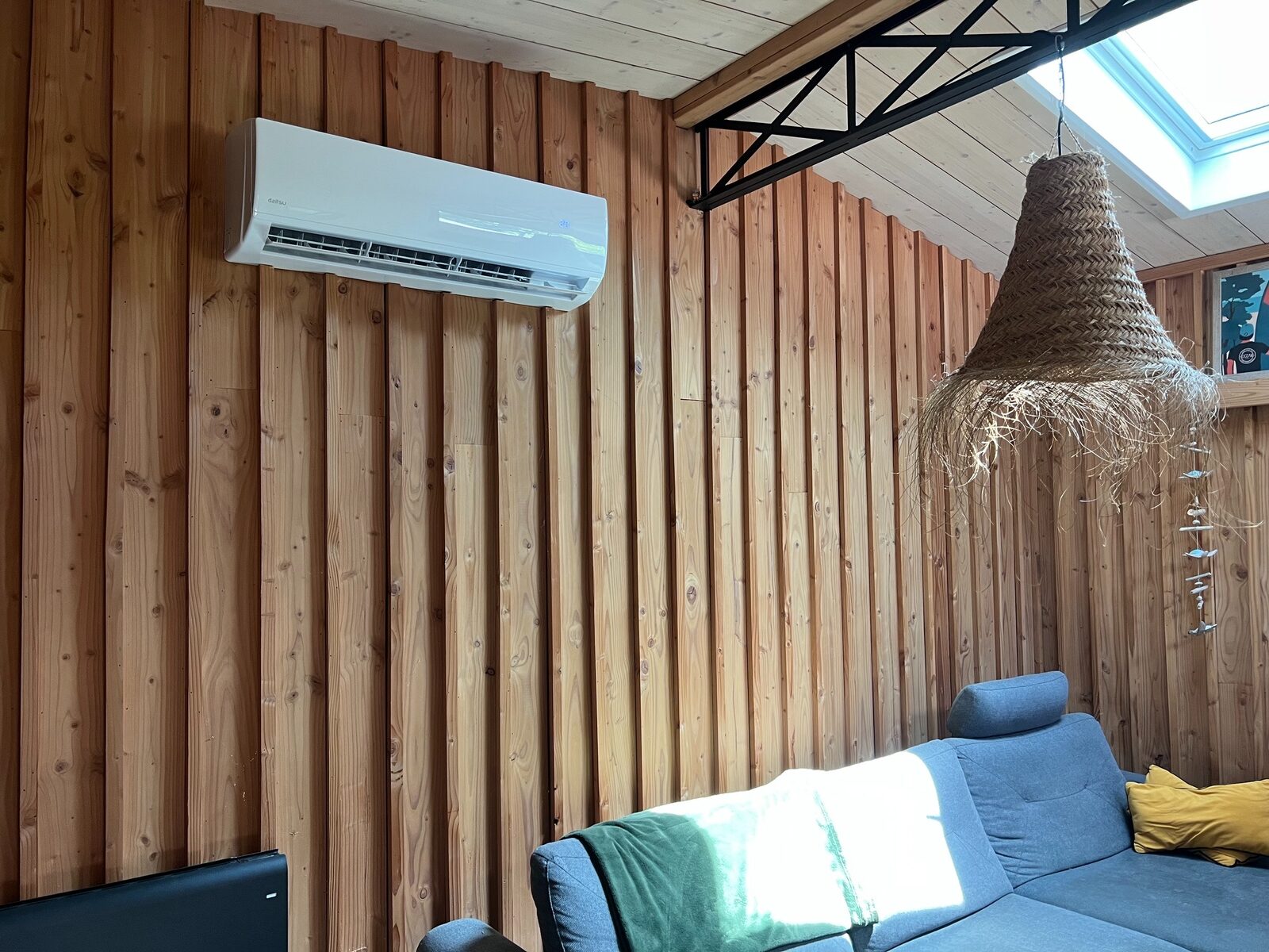 Climatisation murale intégrée dans un intérieur bois